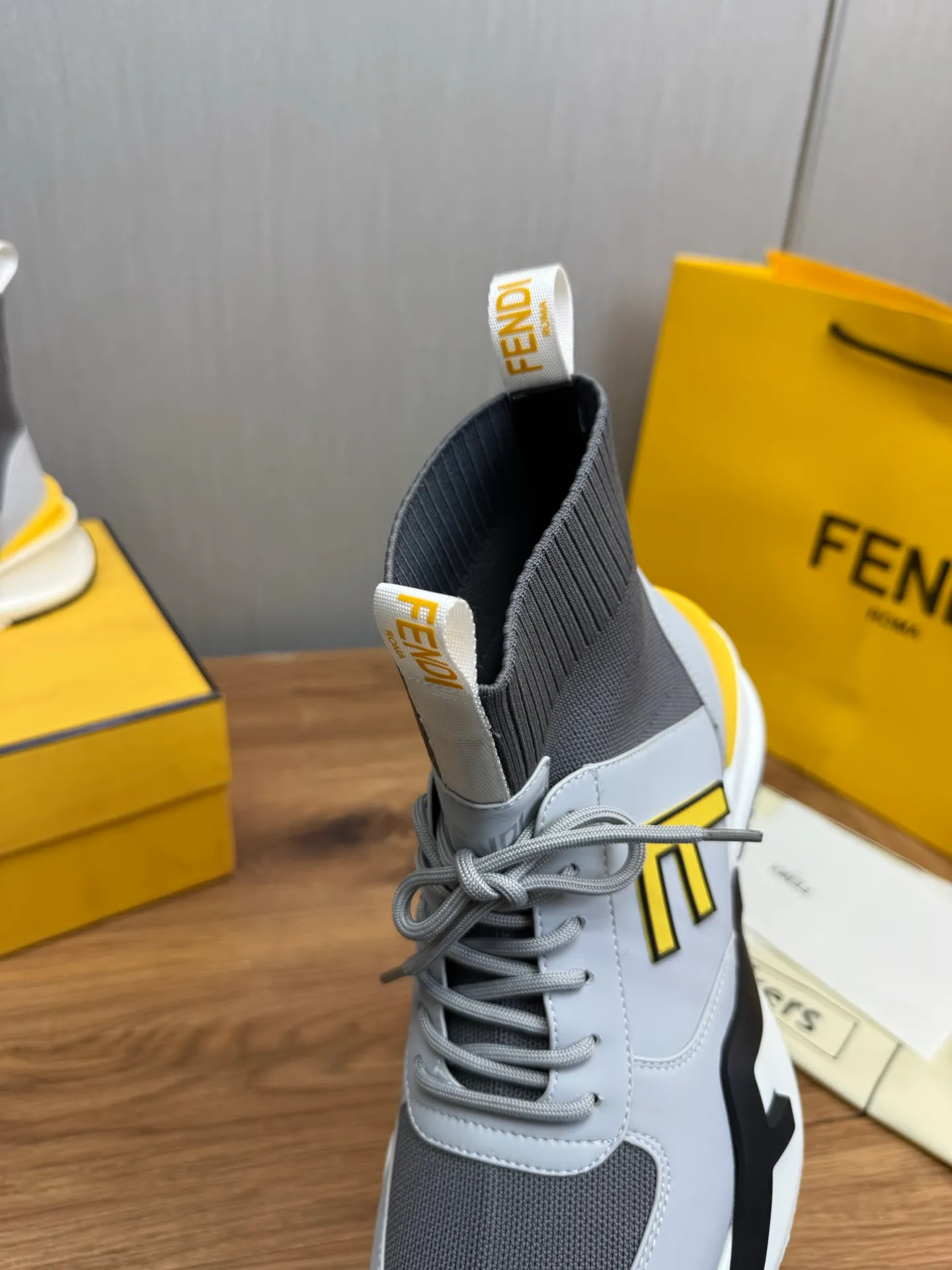 Men's men's shoes 💰560💰 Fendi [Fendi] hot style is on the market 🔥Fashionable casual men's shoes 🔱 Made of original brand fly knit fabric. Original cowhide + breathable mesh lining + sheepskin feet. Perfect shape and top quality, you deserve it 🔜Original rubber outsole, ultra-light, non-slip and wear-resistant 👣 Standard size 38-44